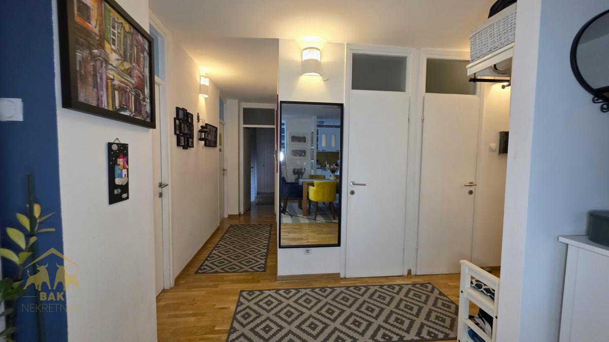Četvorosoban stan na Novom Naselju, Bulevar Jovana Dučića