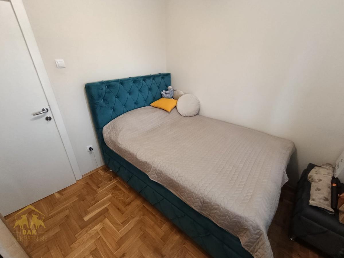 Odlična investicija! Dva odvojena dvosobna stana na Novoj Detelinari