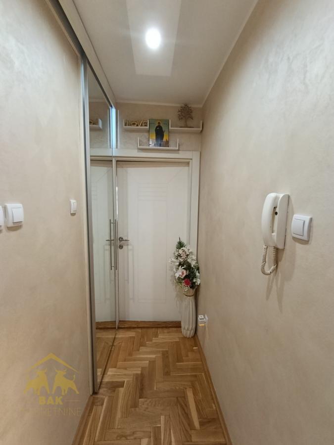 Odlična investicija! Dva odvojena dvosobna stana na Novoj Detelinari