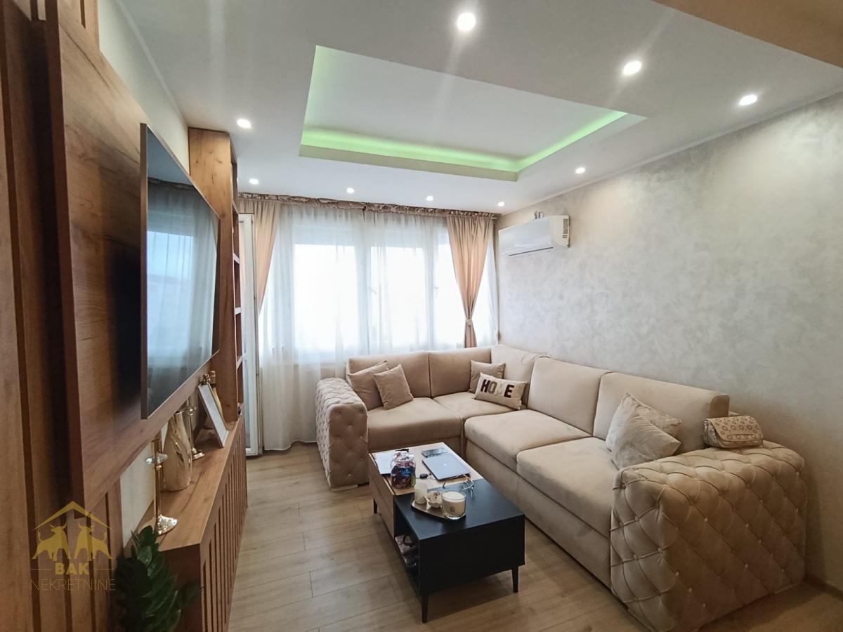 Odlična investicija! Dva odvojena dvosobna stana na Novoj Detelinari