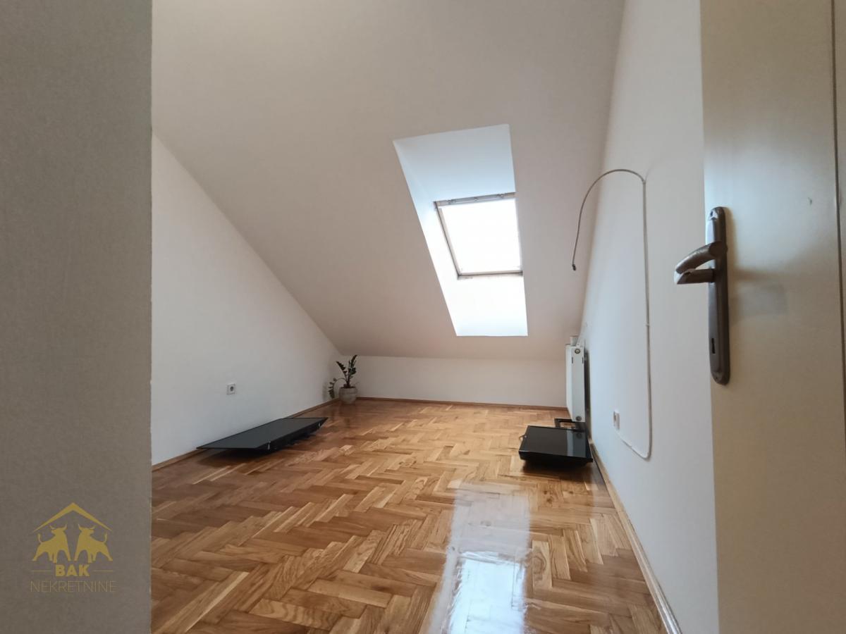 Odlična investicija! Dva odvojena dvosobna stana na Novoj Detelinari