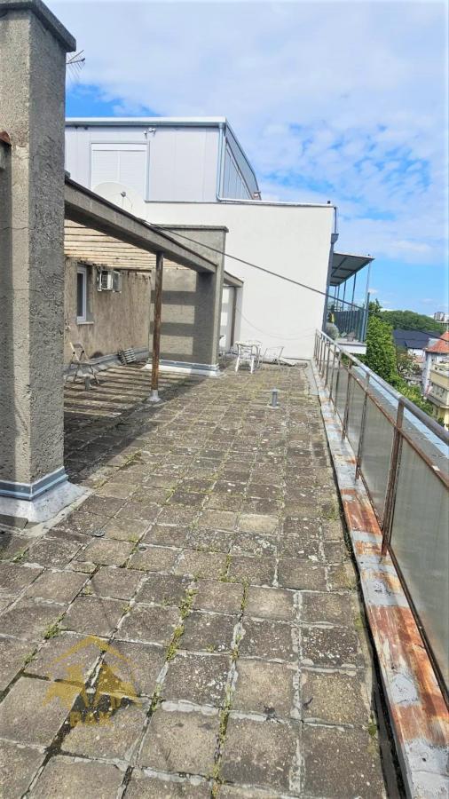 Odličan dvosoban stan u Vase Stajića sa ogromnom panoramskom terasom