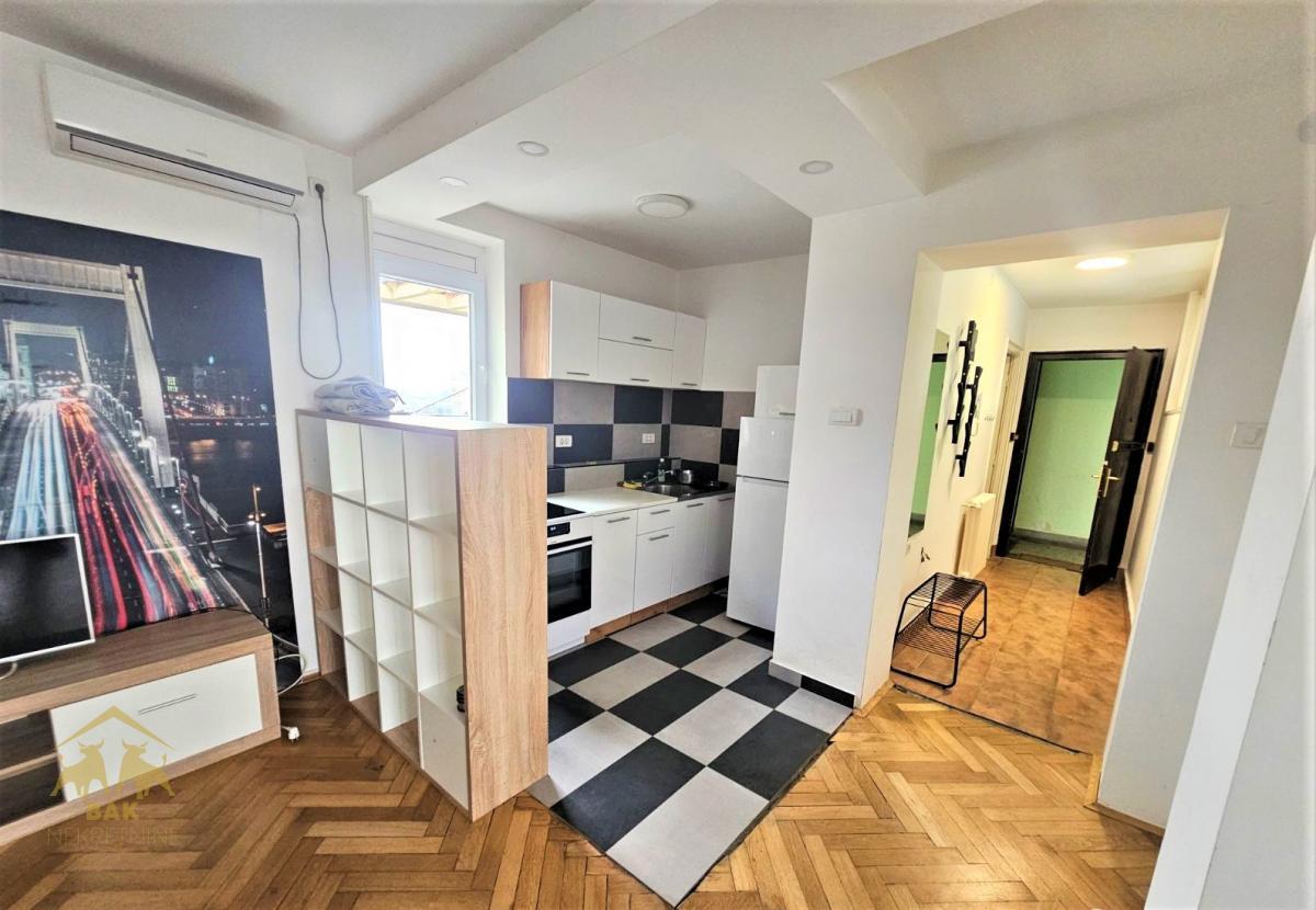 Odličan dvosoban stan u Vase Stajića sa ogromnom panoramskom terasom