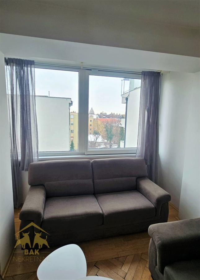 Odličan dvosoban stan u Vase Stajića sa ogromnom panoramskom terasom