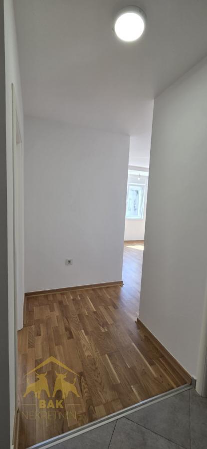 Fantastičan dvosoban stan na Detelinari u mirnom delu