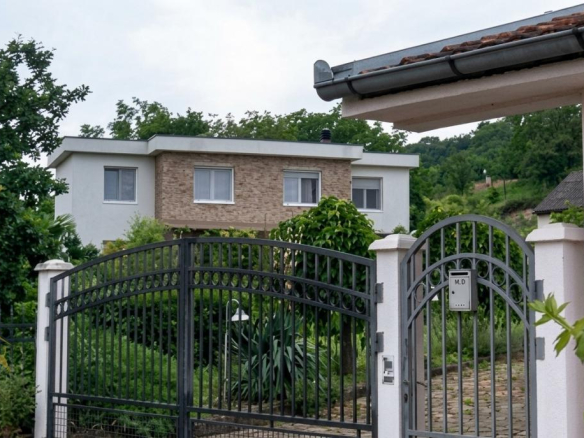 Fenomenalna porodična kuća na Čardaku