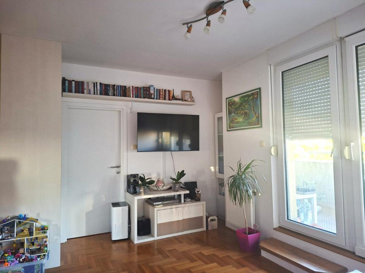 Funkcionalan četvorosoban duplex sa velikom terasom na Novom Naselju