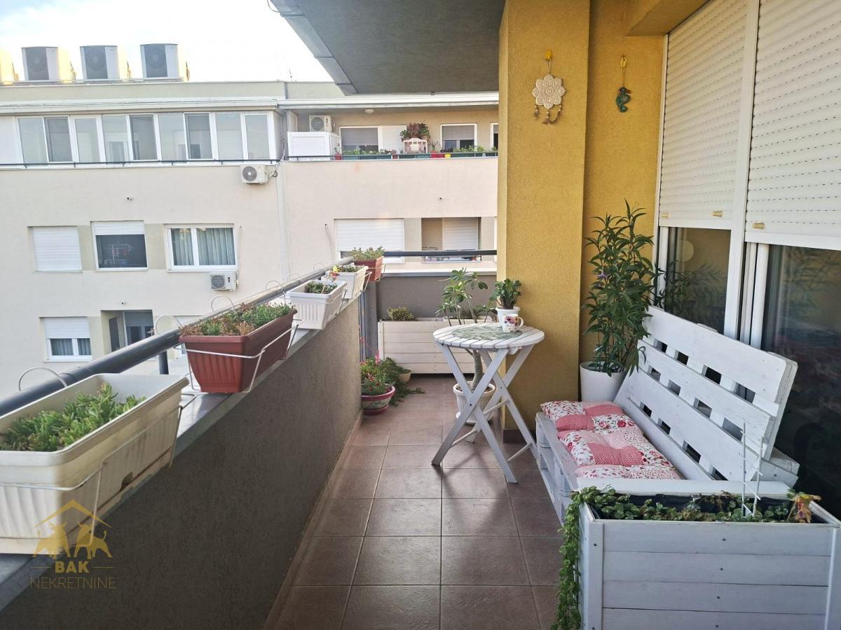 Funkcionalan četvorosoban duplex sa velikom terasom na Novom Naselju
