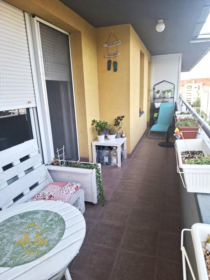 Funkcionalan četvorosoban duplex sa velikom terasom na Novom Naselju