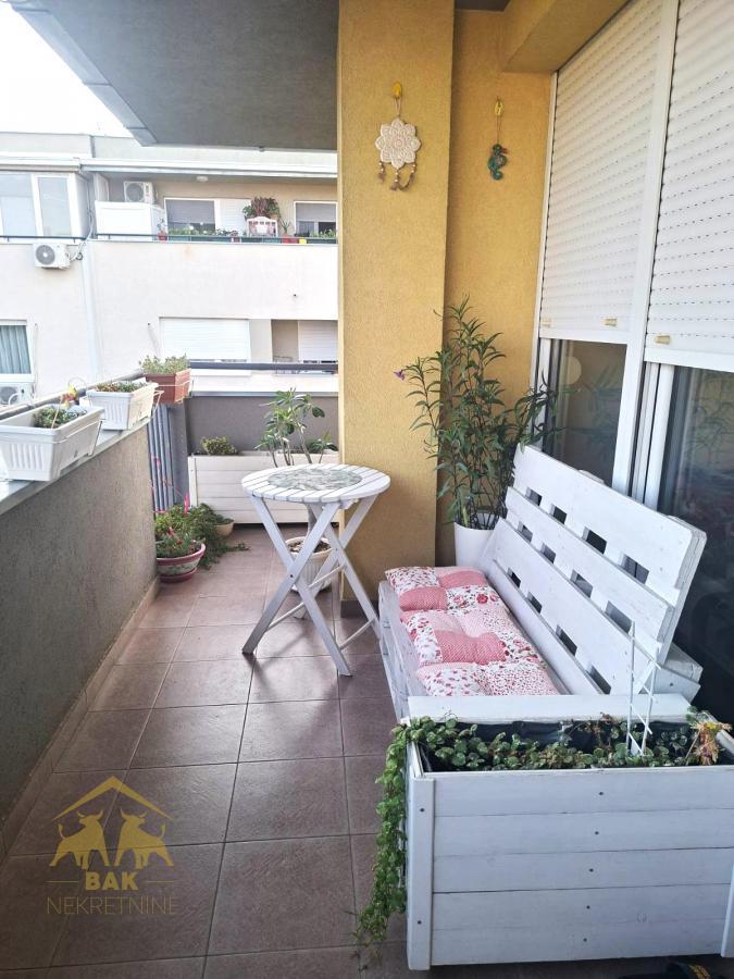 Funkcionalan četvorosoban duplex sa velikom terasom na Novom Naselju