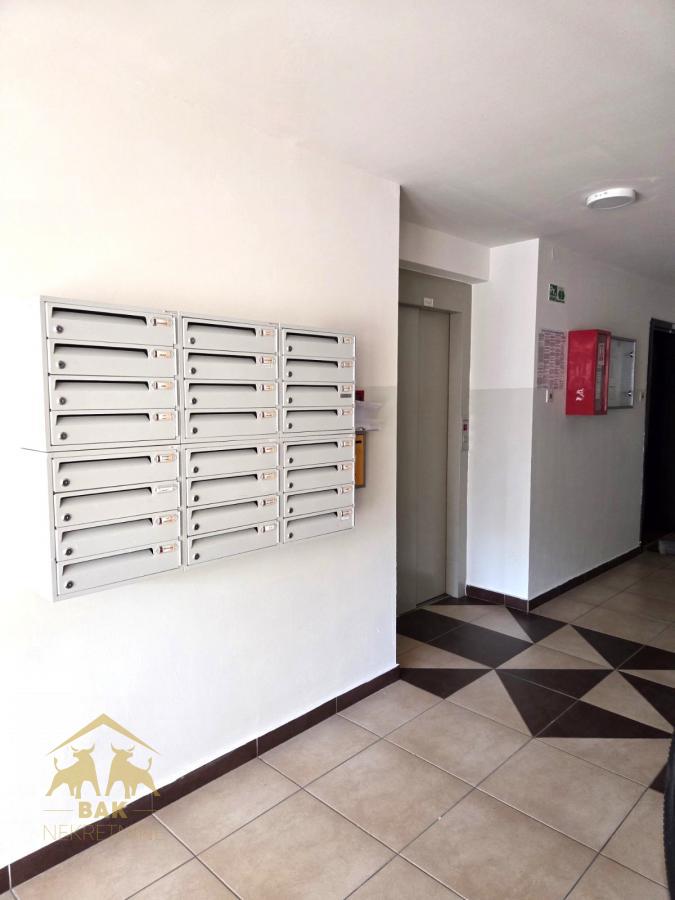 Funkcionalan četvorosoban duplex sa velikom terasom na Novom Naselju