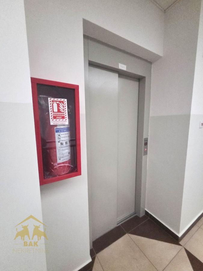 Funkcionalan četvorosoban duplex sa velikom terasom na Novom Naselju