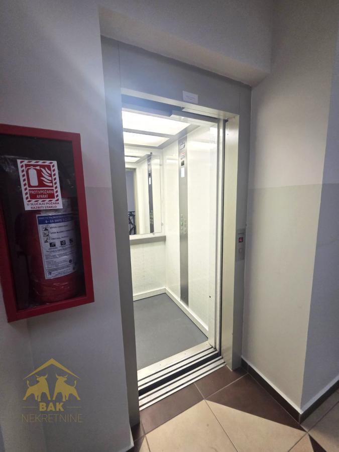 Funkcionalan četvorosoban duplex sa velikom terasom na Novom Naselju