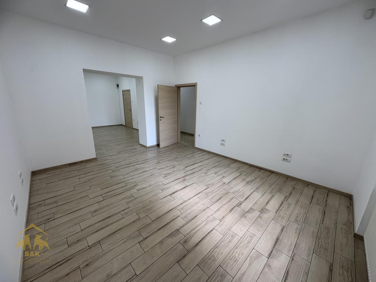 Izuzetan poslovni prostor blizina  Sajma 127 m², Nova Detelinara
