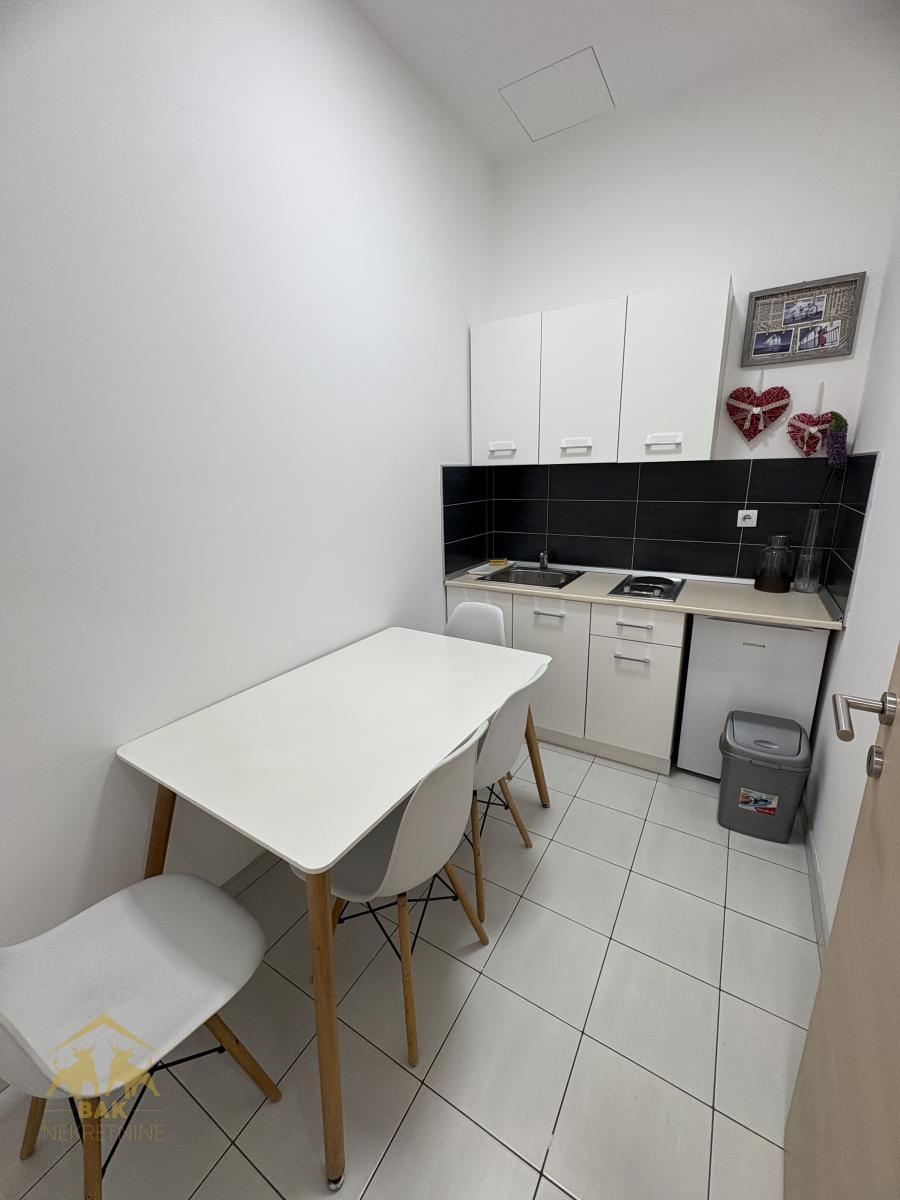 Izuzetan poslovni prostor blizina  Sajma 127 m², Nova Detelinara