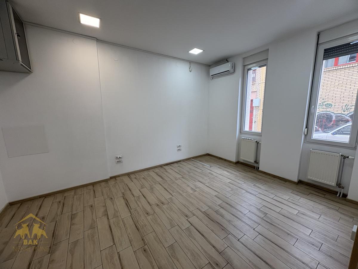 Izuzetan poslovni prostor blizina  Sajma 127 m², Nova Detelinara