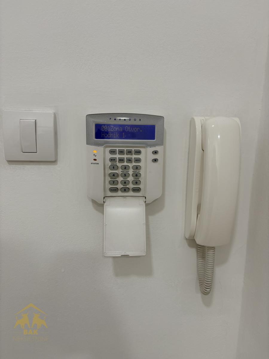 Izuzetan poslovni prostor blizina  Sajma 127 m², Nova Detelinara
