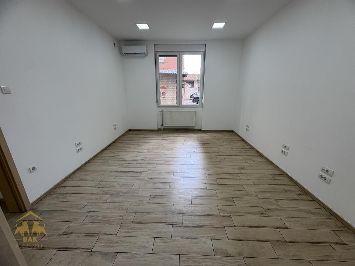 Izuzetan poslovni prostor blizina  Sajma 127 m², Nova Detelinara