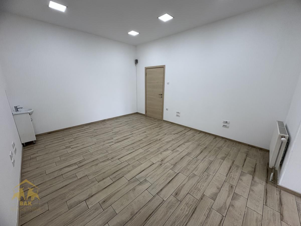 Izuzetan poslovni prostor blizina  Sajma 127 m², Nova Detelinara