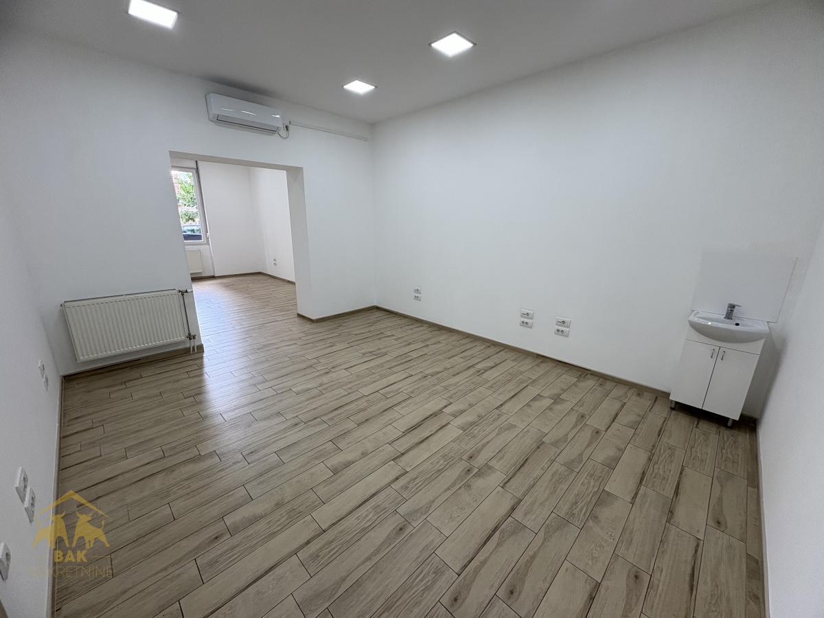Izuzetan poslovni prostor blizina  Sajma 127 m², Nova Detelinara