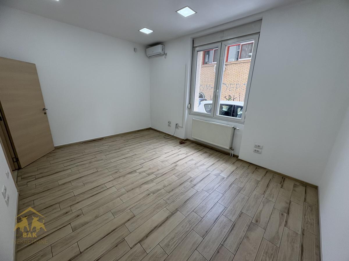 Izuzetan poslovni prostor blizina  Sajma 127 m², Nova Detelinara