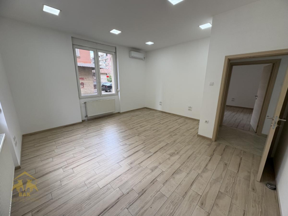 Izuzetan poslovni prostor blizina  Sajma 127 m², Nova Detelinara