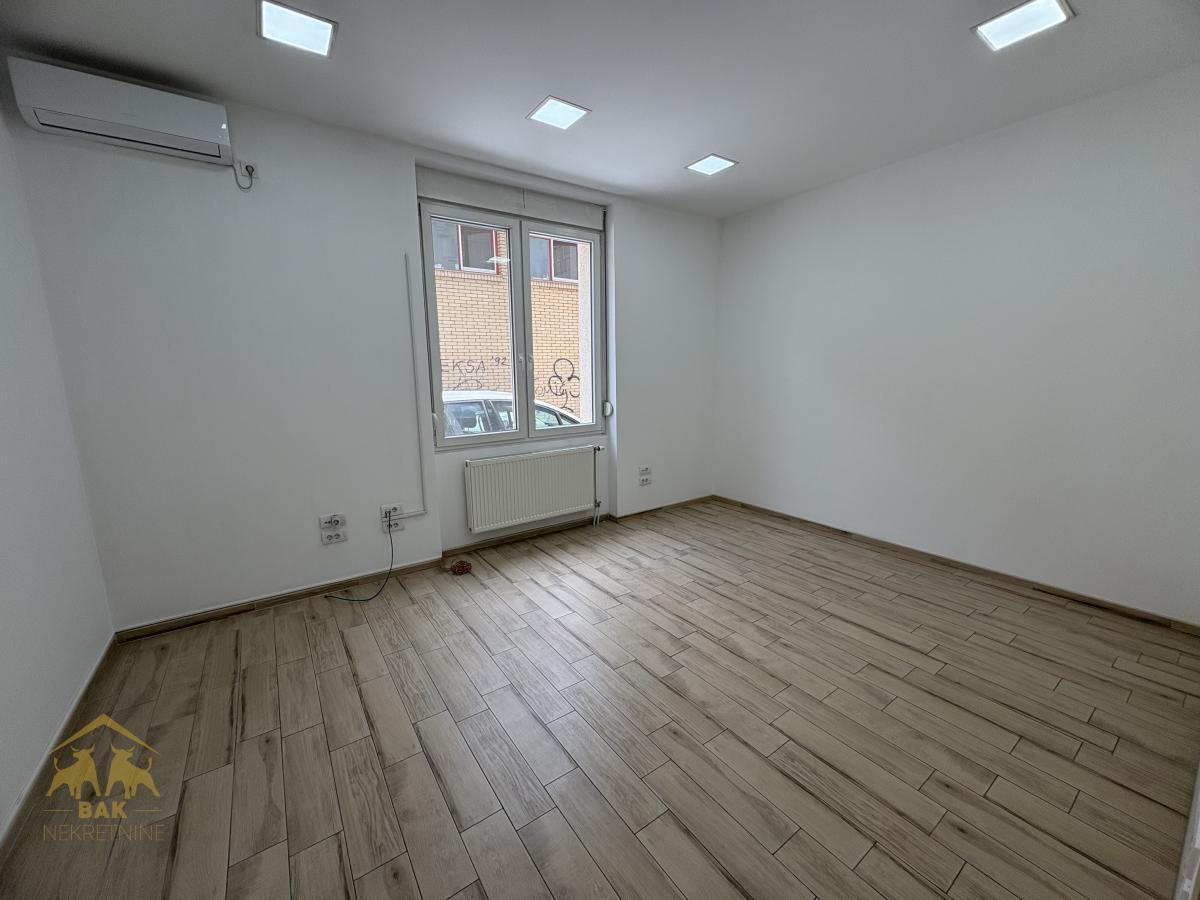Izuzetan poslovni prostor blizina  Sajma 127 m², Nova Detelinara