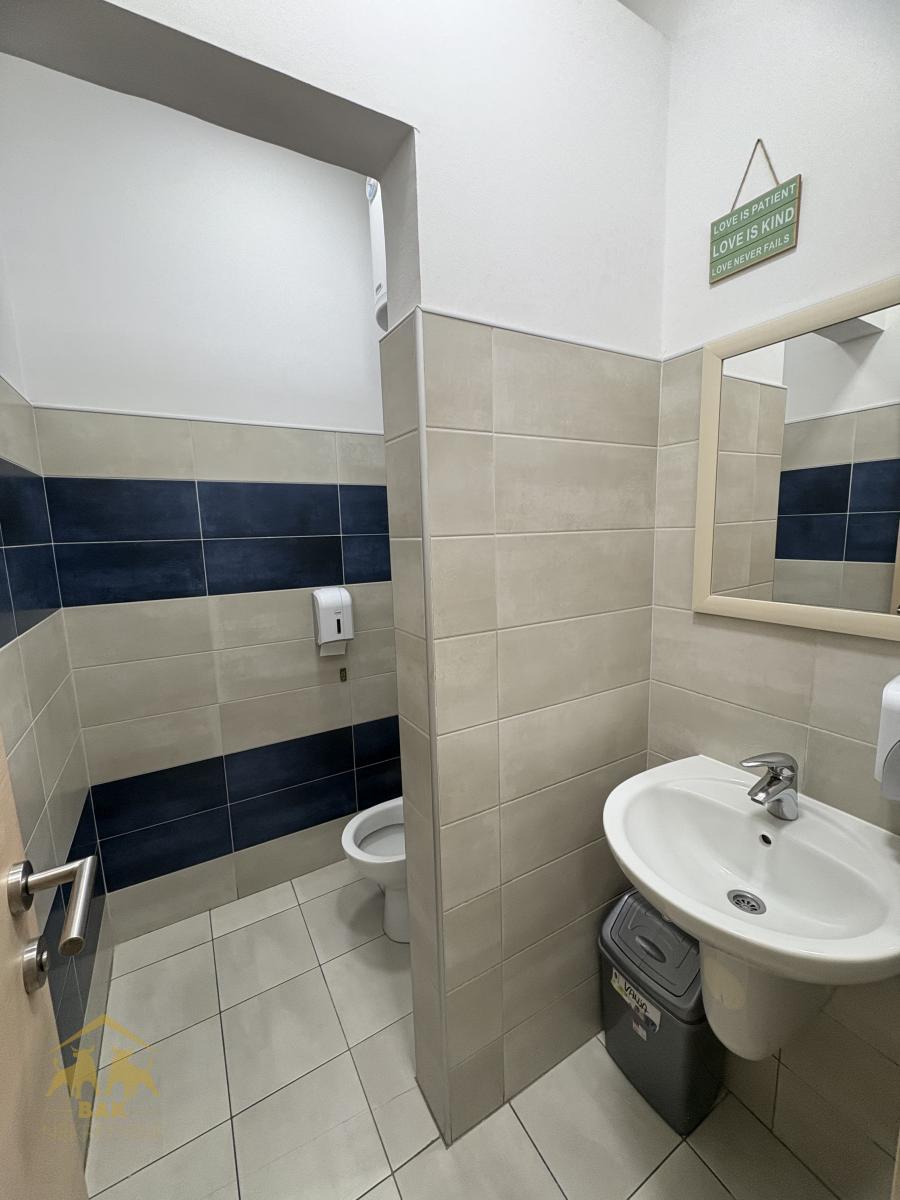 Izuzetan poslovni prostor blizina  Sajma 127 m², Nova Detelinara