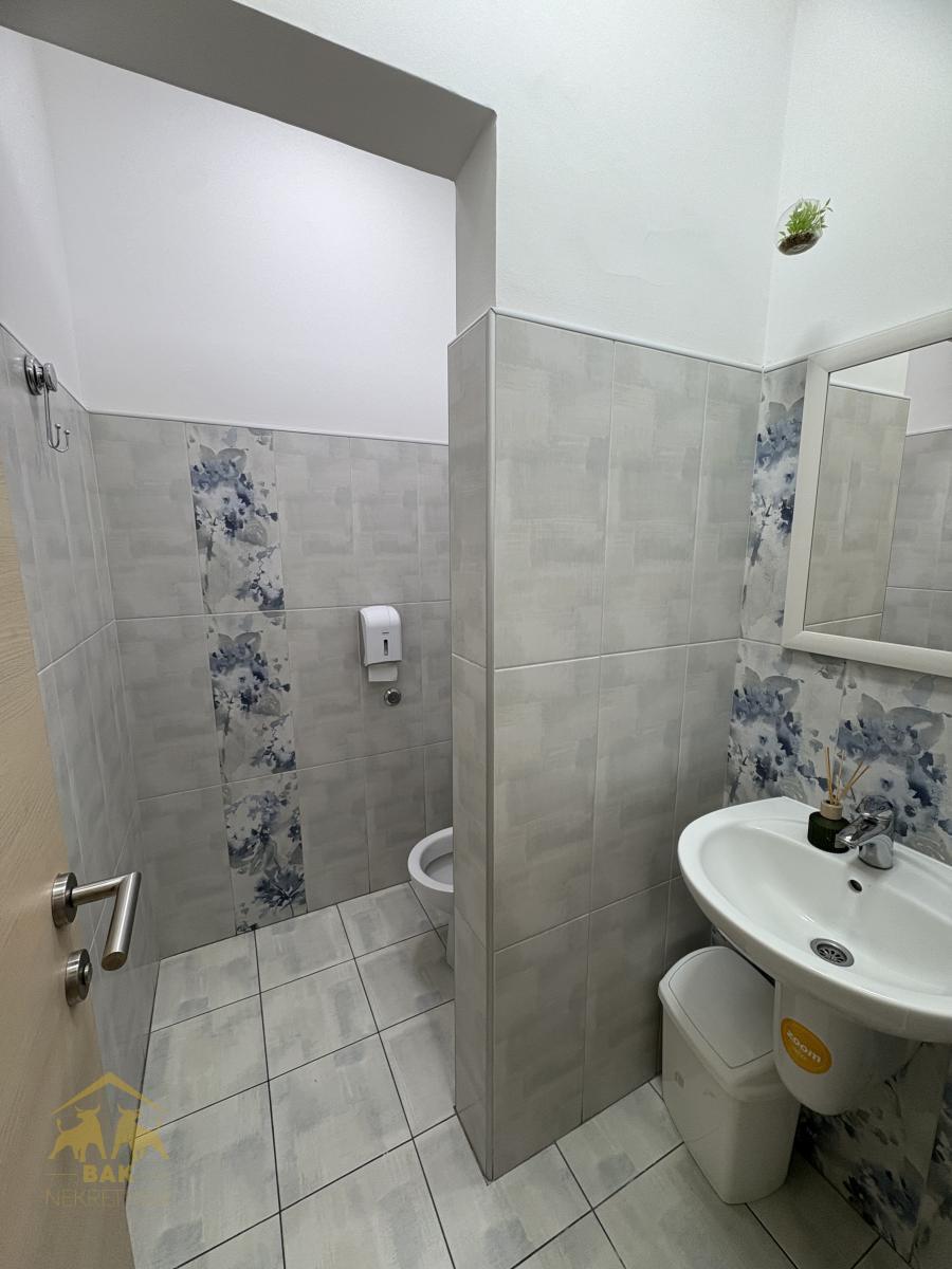 Izuzetan poslovni prostor blizina  Sajma 127 m², Nova Detelinara
