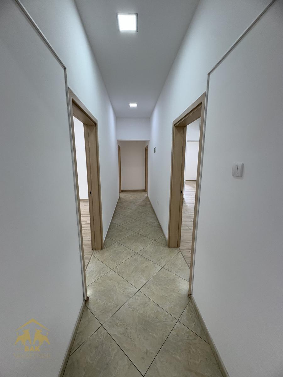 Izuzetan poslovni prostor blizina  Sajma 127 m², Nova Detelinara