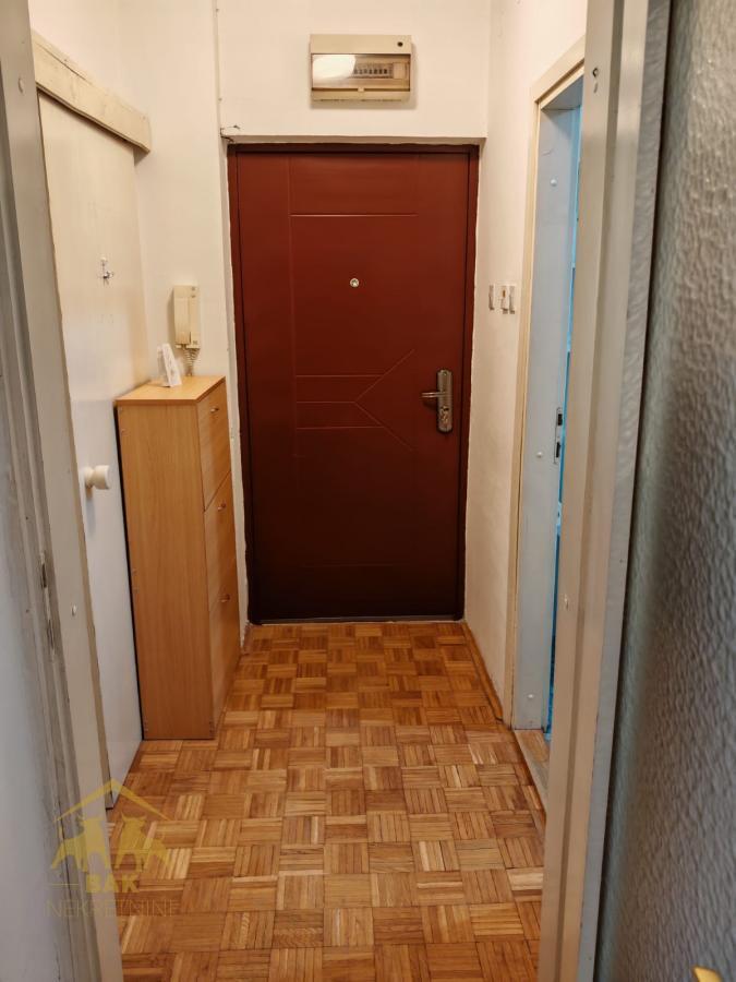 Jednoiposoban stan 40 m², Novo Naselje, Novi Sad, 1. sprat
