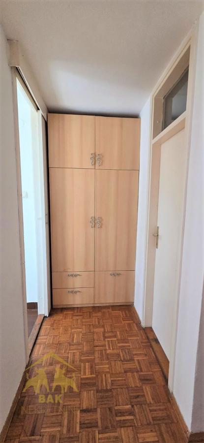Jednoiposoban stan na Novom Naselju, dvorišno orijentisan na zelenilo