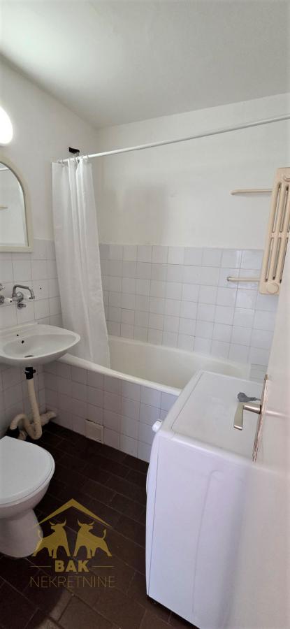 Jednoiposoban stan na Novom Naselju, dvorišno orijentisan na zelenilo