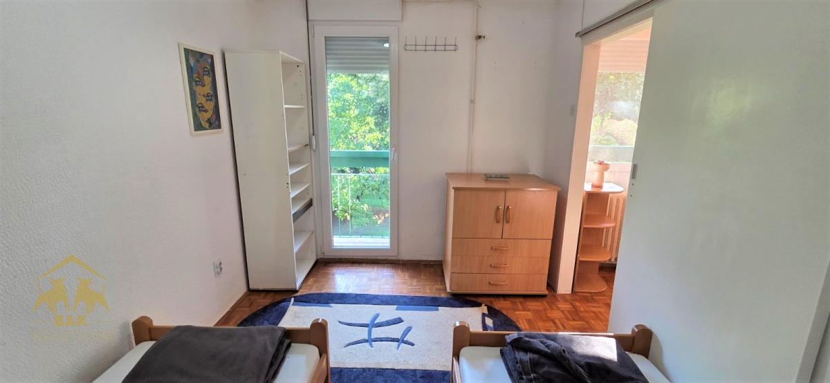 Jednoiposoban stan na Novom Naselju, dvorišno orijentisan na zelenilo