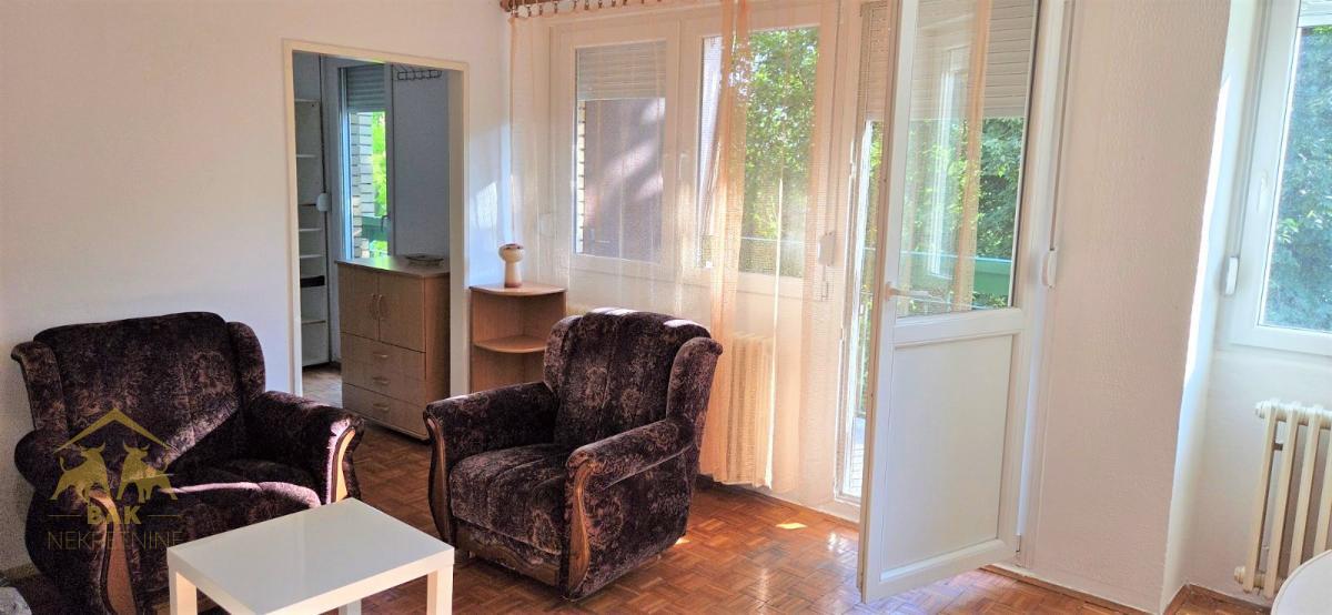 Jednoiposoban stan na Novom Naselju, dvorišno orijentisan na zelenilo
