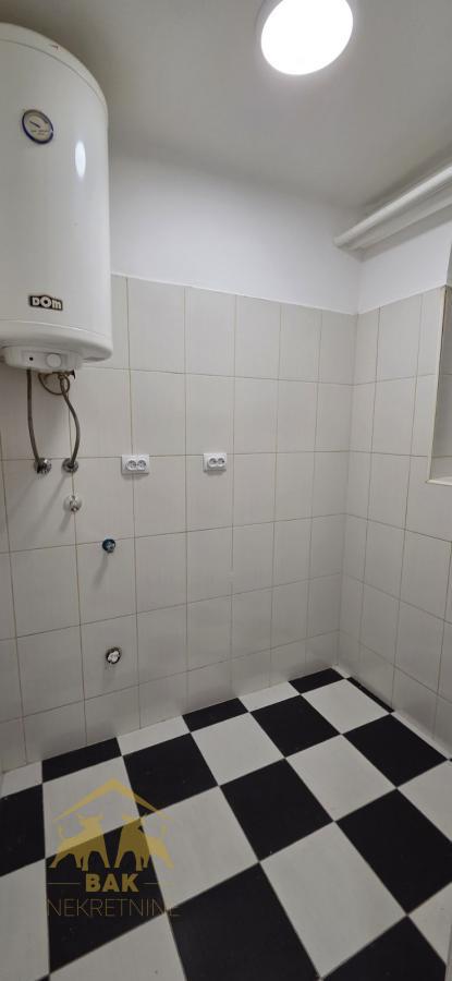Jednosoban stan u centru grada sa dvorištem u blizini Dunavskog parka
