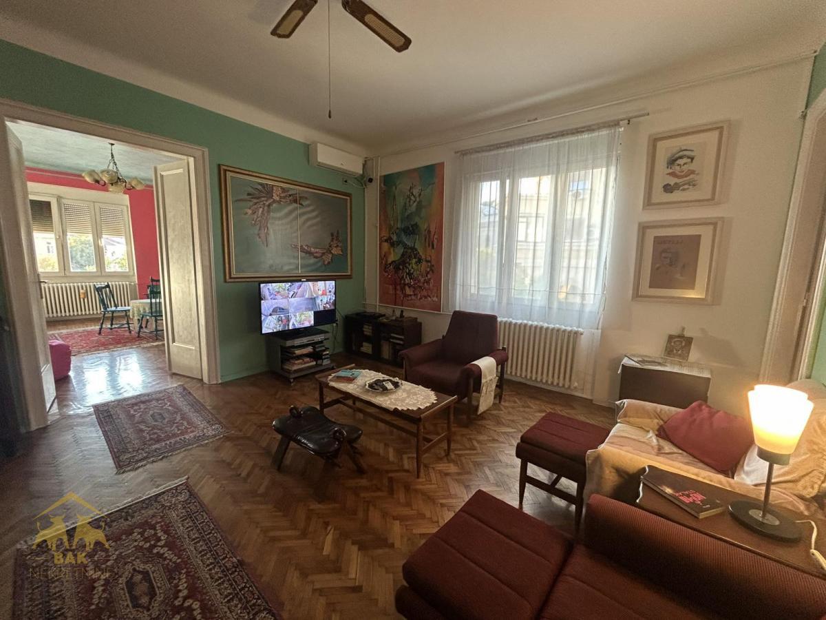 Komforan četvorosoban salonac na Trgu Republike
