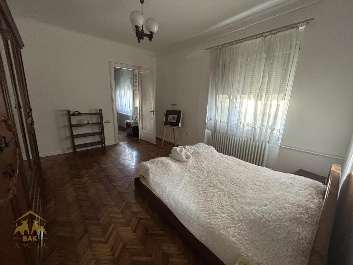 Komforan četvorosoban salonac na Trgu Republike