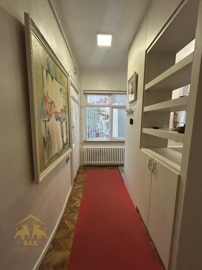 Komforan četvorosoban salonac na Trgu Republike