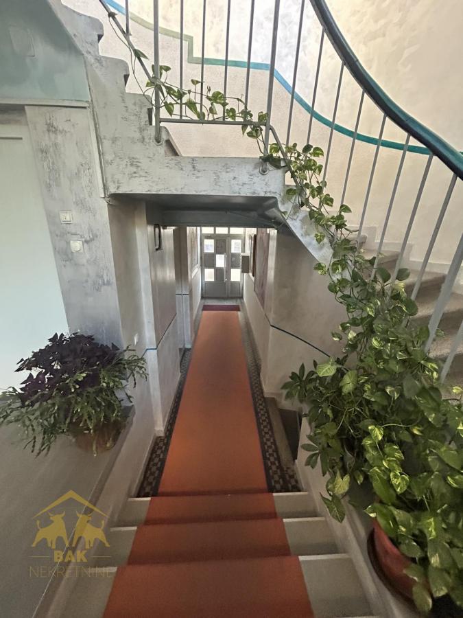 Komforan četvorosoban salonac na Trgu Republike