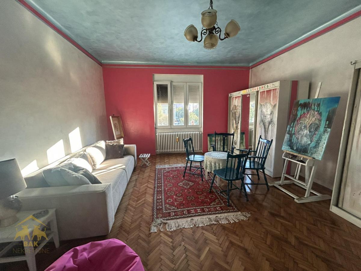 Komforan četvorosoban salonac na Trgu Republike