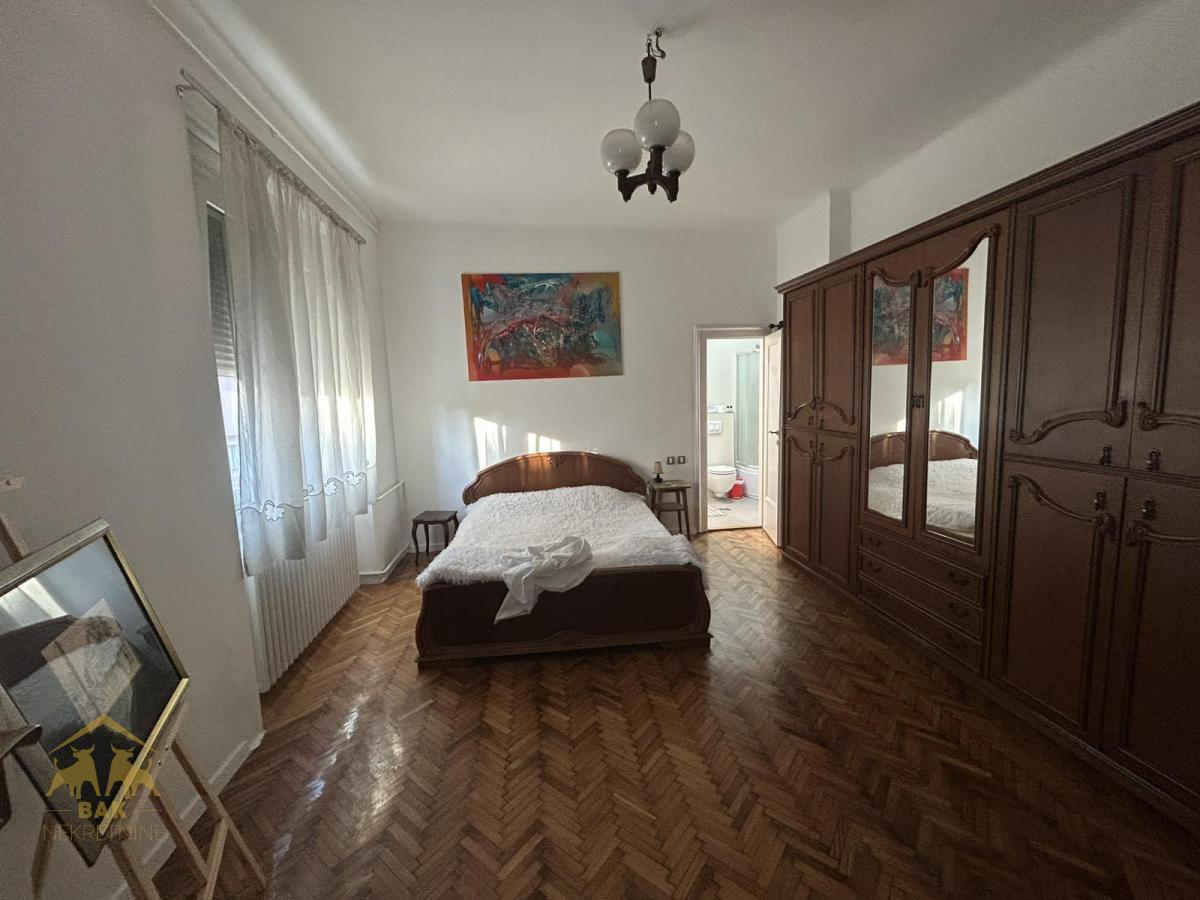Komforan četvorosoban salonac na Trgu Republike