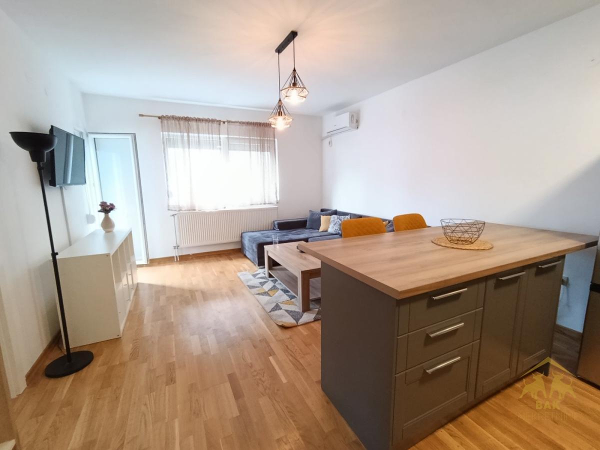 Komforan četvorosoban stan na Adicama