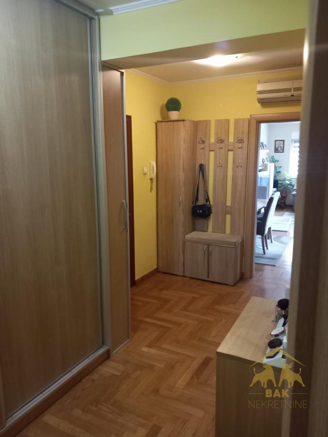 Komforan četvorosoban stan na Novoj Detelinari