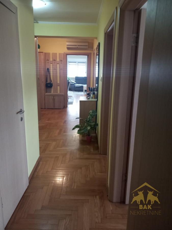 Komforan četvorosoban stan na Novoj Detelinari
