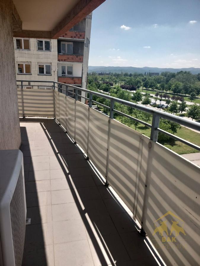 Komforan četvorosoban stan na Novoj Detelinari