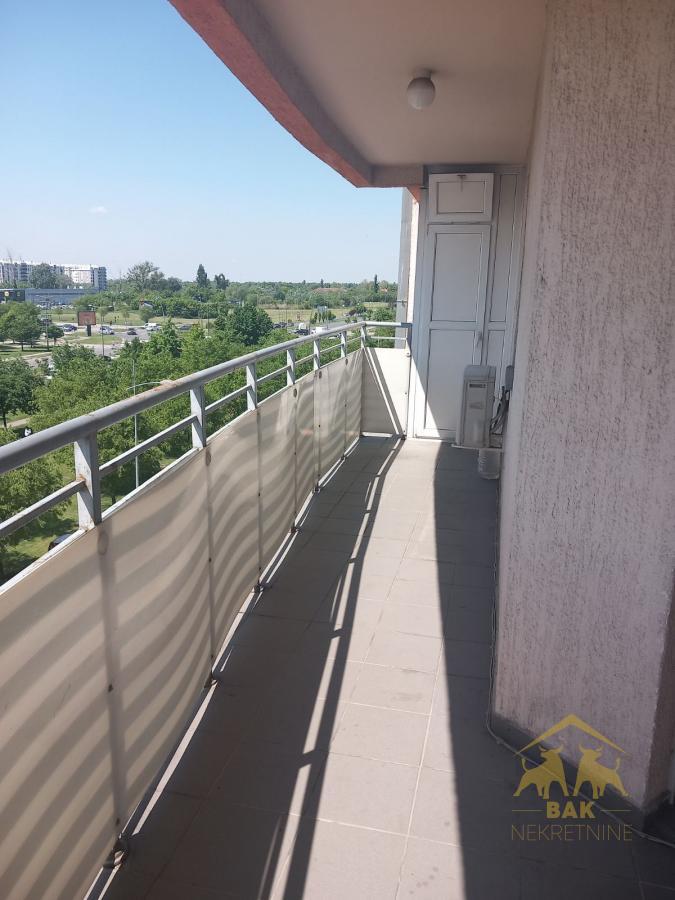 Komforan četvorosoban stan na Novoj Detelinari