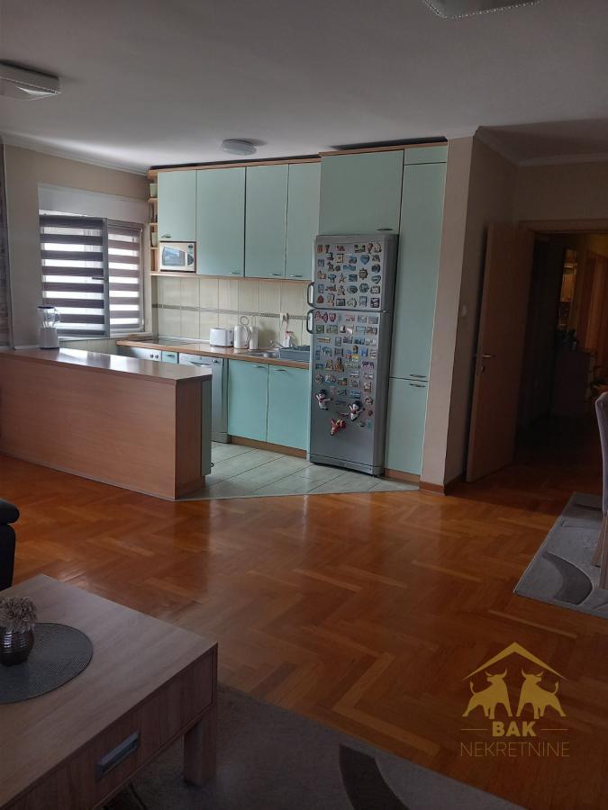 Komforan četvorosoban stan na Novoj Detelinari