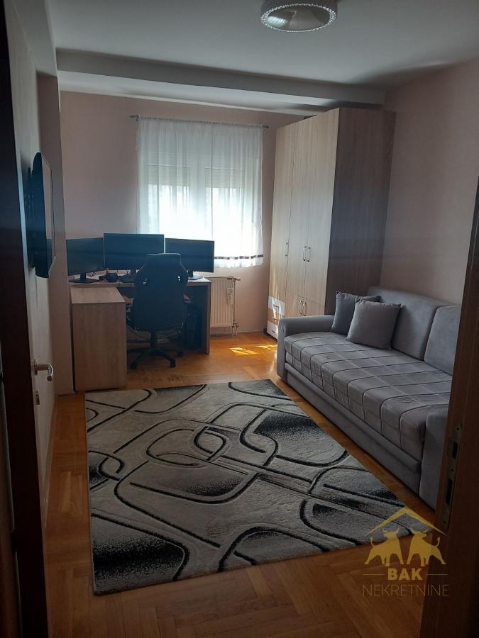 Komforan četvorosoban stan na Novoj Detelinari