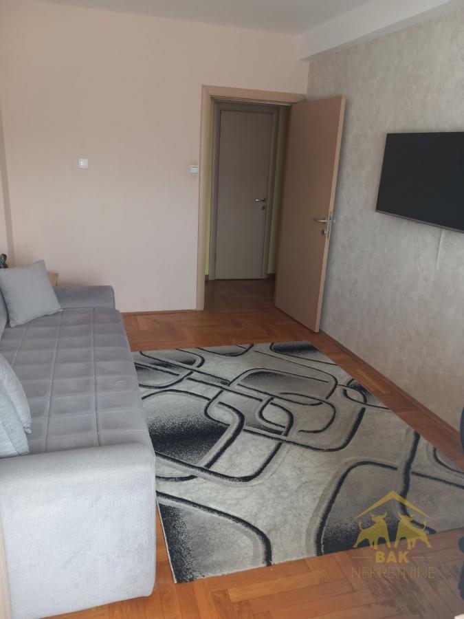 Komforan četvorosoban stan na Novoj Detelinari